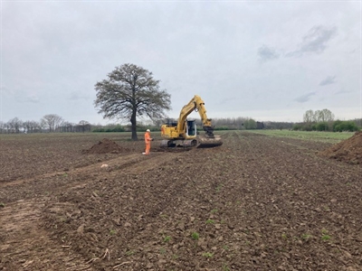 Graafmachine maakt proefsleuf voor archeologisch onderzoek